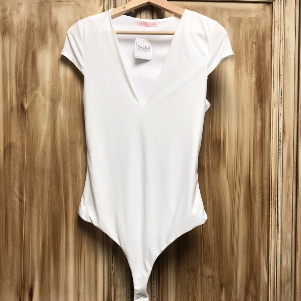 New white cap sleeve v neck bodysuit.